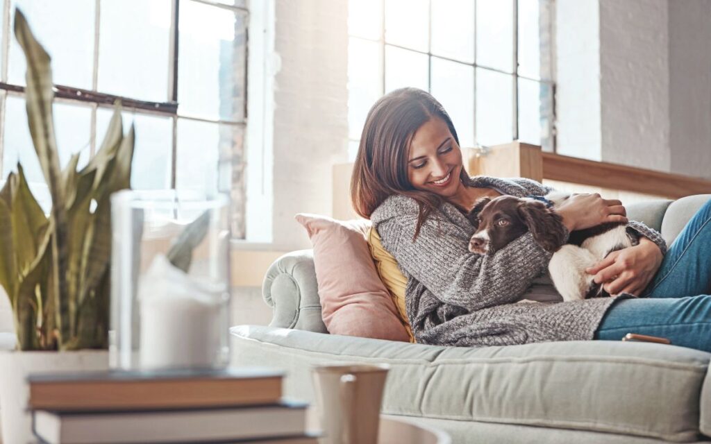 Fido dorme sul letto, è davvero un problema?